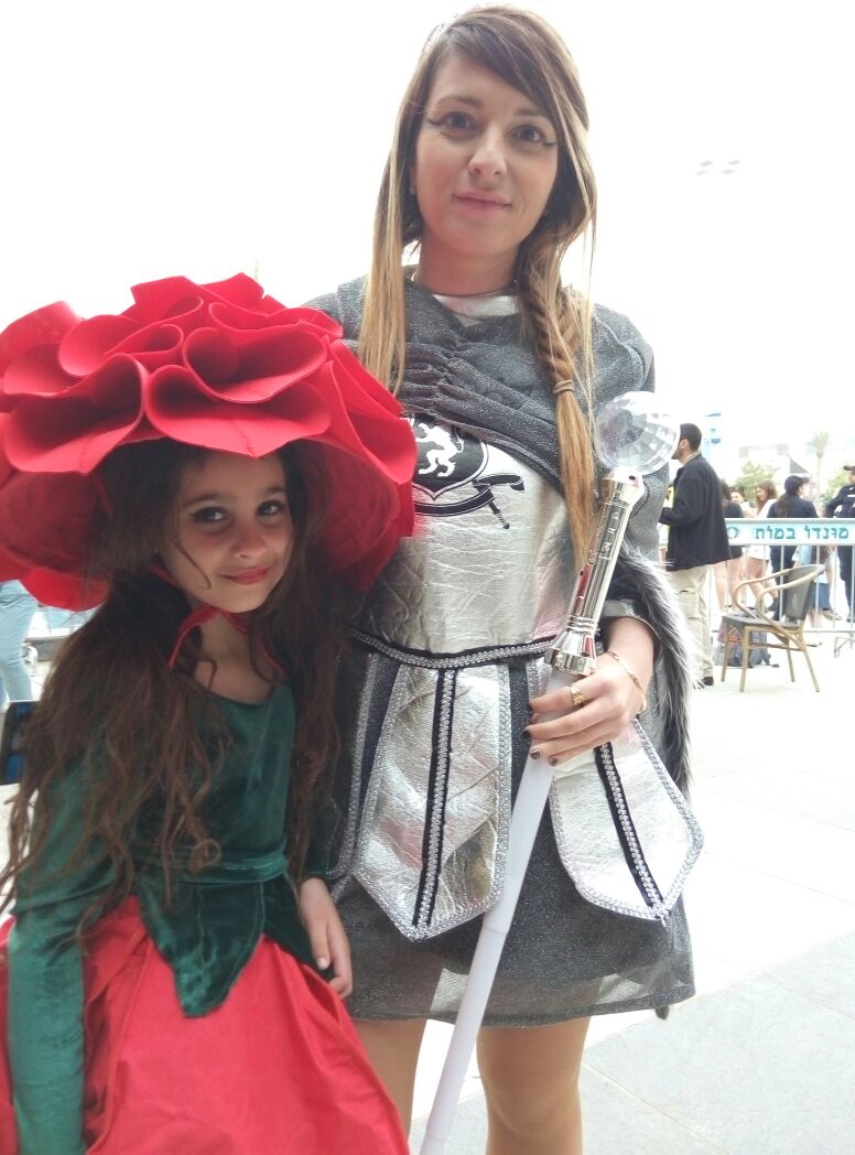 ילדת הפרח - אחת התחפושות החמודות הרבות באירוע המרכזי בישפרו סנטר (צילום: ערן בר שושן)